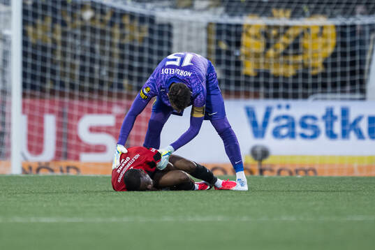 Brommapojkarnas Obilor Denzel Okeke har ont