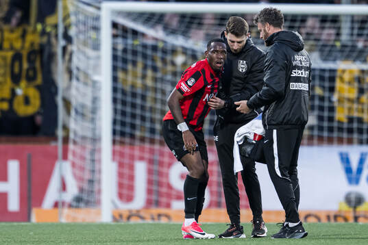 Brommapojkarnas Obilor Denzel Okeke har ont