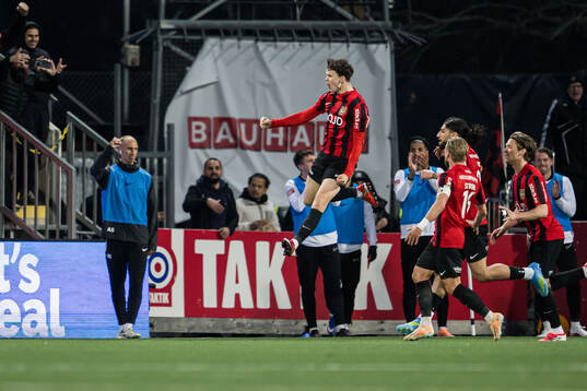 Brommapojkarnas Mads Kristian Hansen jublar