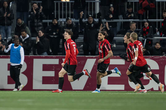 Brommapojkarnas Mads Kristian Hansen jublar