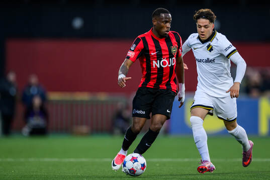 Brommapojkarnas Obilor Denzel Okeke och AIKs Charlie Pavey
