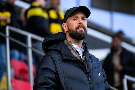 AIKs sportchef Miika Takkulaunder fotbollsmatchen i