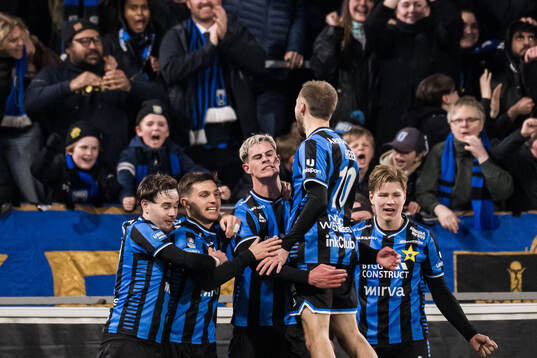 Sirius Robbie Ure jublar med lagkamrater