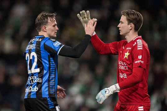 Sirius Oscar Krusnell och målvakt David Celic jublar