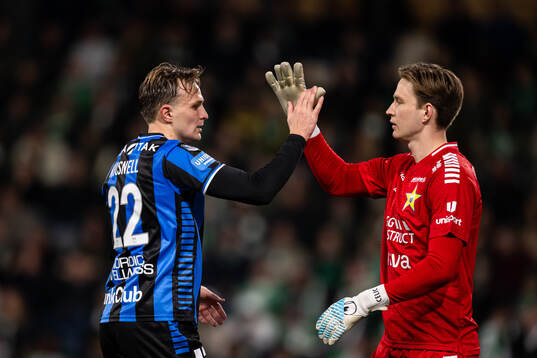 Sirius Oscar Krusnell och målvakt David Celic jublar