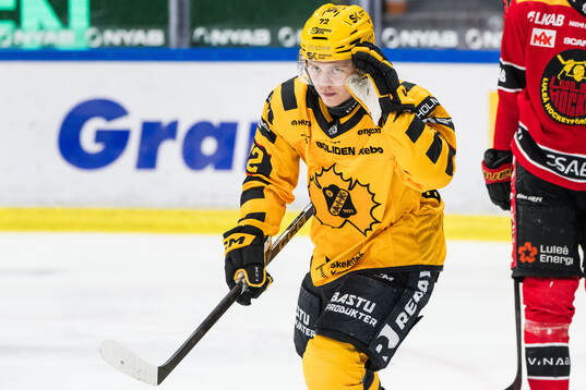Skellefteås Oskar Vuollet jublar