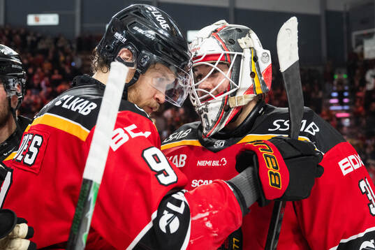 Luleås Heikki Liedes och målvakt Matteus Ward jublar