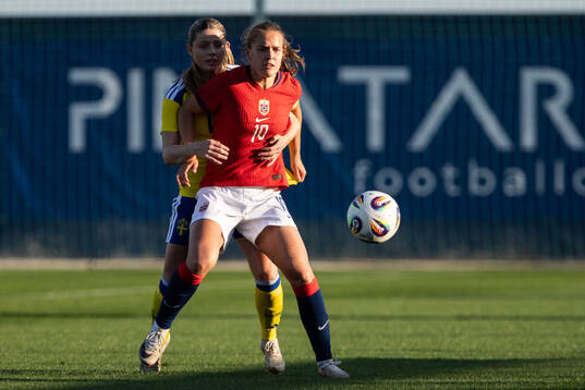 Emma Holmqvist of Sweden and Iris Omarsdottir of Norway