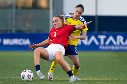 Julie Jorde of Norway and Nesrin Akgun of Sweden