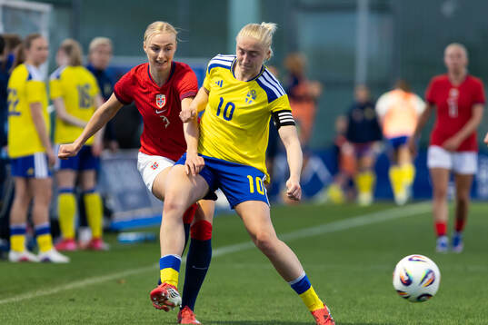 Mia Authen of Norway and Wilma Leidhammar of Sweden