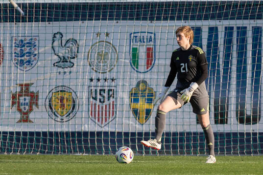 Goalkeeper Moa Edrud of Sweden