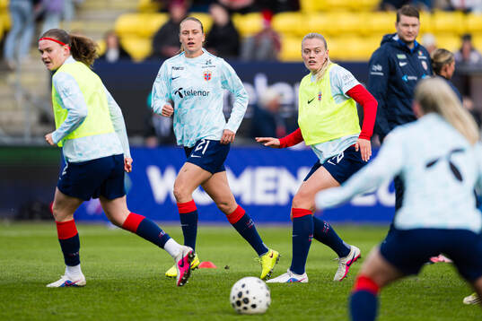 Lisa Naalsund of Norway warms up