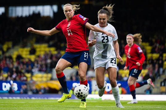 Lisa Naalsund of Norway and Maja Sternad of Slovenia