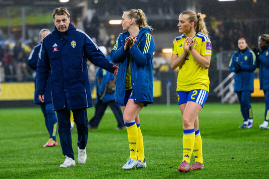 Head coach Tony Gustavsson, Stina Blackstenius and Smilla