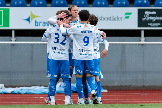 IFK Värnamos Hugo Andersson jublar vid 1-0