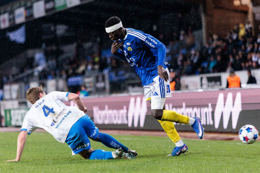 IFK Värnamos Samuel Ohlsson och GIF Sundsvalls Suwaibou