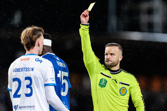IFK Värnamos Logi Hrafn Robertsson får gult kort