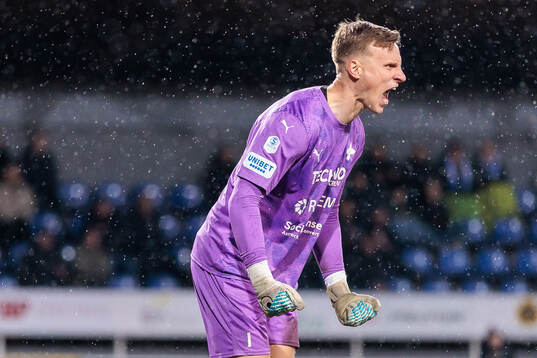IFK Värnamos målvakt Hugo Keto jublar