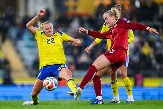 Elma Junttila Nelhage of Sweden and Amalie Vangsgaard of
