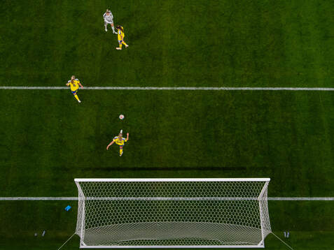 Amanda Nildén, goalkeeper Jennifer Falk, Bella Andersson