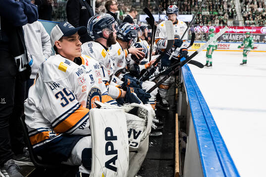 Växjös målvakt Oliver Håkansson på bänken