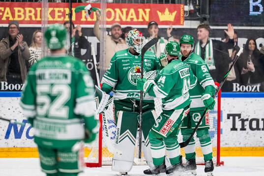 Rögles målvakt Arvid Holm jublar