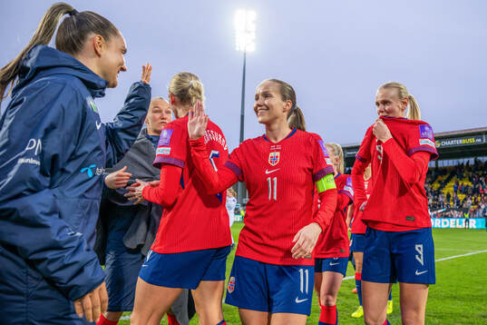 Guro Reiten, Karina Sævik and players of Norway