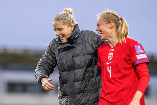 Head coach Gemma Grainger and Julie Blakstad of Norway