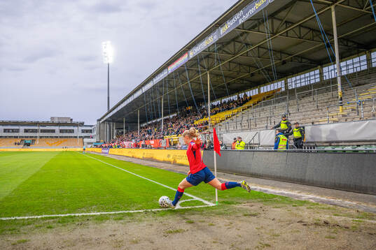 Justine Kielland of Norway takes a corner kick