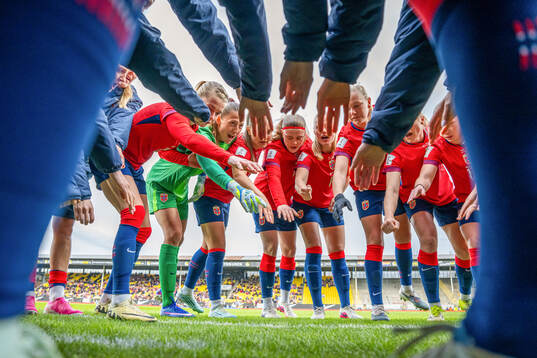 Goalkeeper Cecilie Fiskerstrand and players of Norway