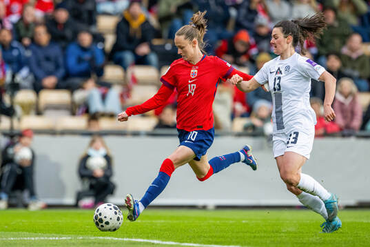 Caroline Graham Hansen of Norway scores the 3-0 goal
