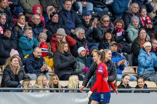 Caroline Graham Hansen and head coach Gemma Grainger of