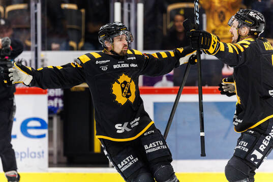 Skellefteås Emil Djuse och Oliver Okuliar jublar