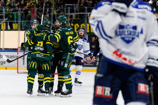 Björklövens spelare jublar