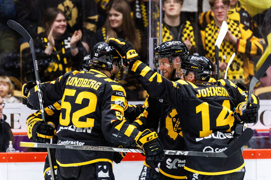 Skellefteås Oliver Okuliar jublar med lagkamrater