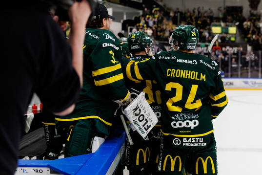 Björklövens spelare jublar