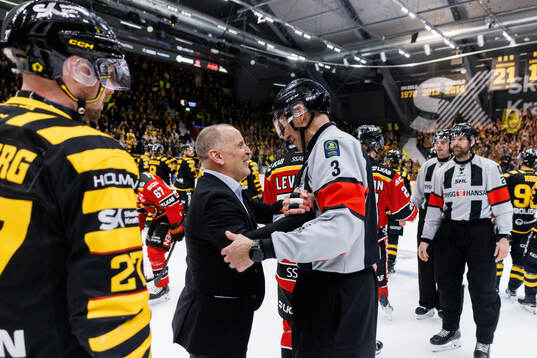 Luleås tränare Thomas Berglund och domare Linus Öhlund