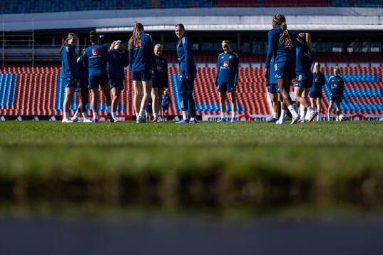 Rosa Kafaji with team mates of the Swedish women's national