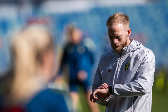 Naprapath Ludvig Axelsson of the Swedish women's national