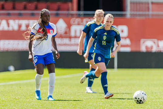 Lexi Potter of England and Maja Bodin of Sweden