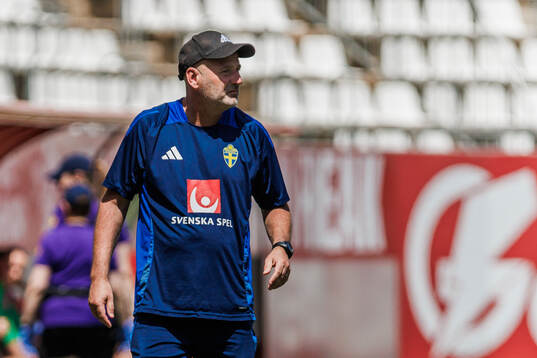 Coach Magnus Wikman of Sweden