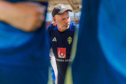 Coach Magnus Wikman of Sweden
