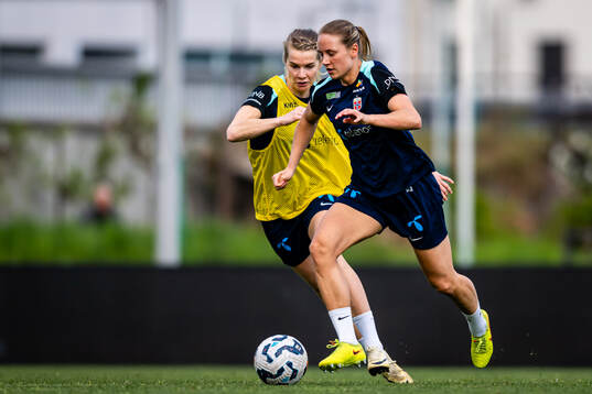 Ada Hegerberg and Lisa Naalsund of the Norwegian women’s