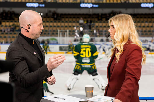 V4s kommentator Johan Tornberg och Kajsa Kalméus