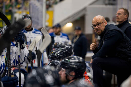 Karlskogas tränare Dennis Hall