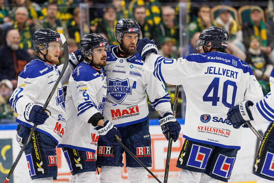 Karlskogas Eero Teräväinen jublar