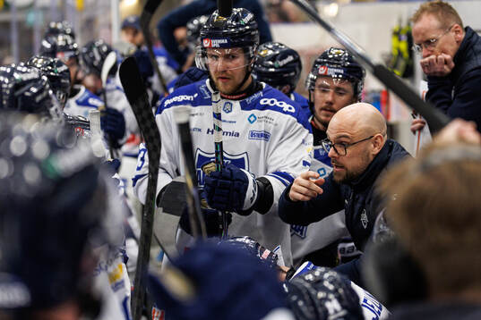 Karlskogas tränare Dennis Hall