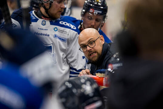 Karlskogas tränare Dennis Hall