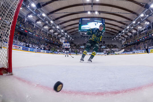 Björklövens Lenni Killinen gör 4-2 i öppen målbur