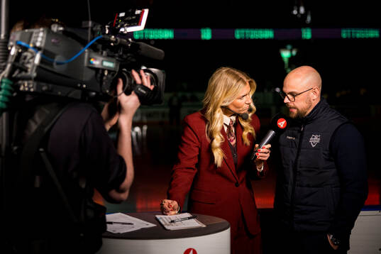 TV4 kommentatorn Kajsa Kelméus intervjuar Karlskogas